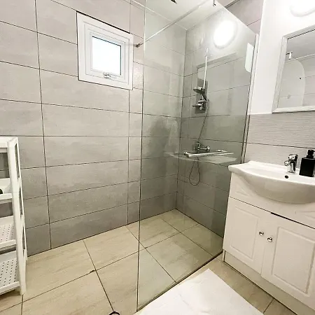 Serena's 2-br In