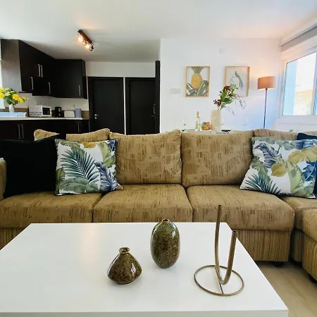 Апартаменти Serena's 2-br In Ларнака